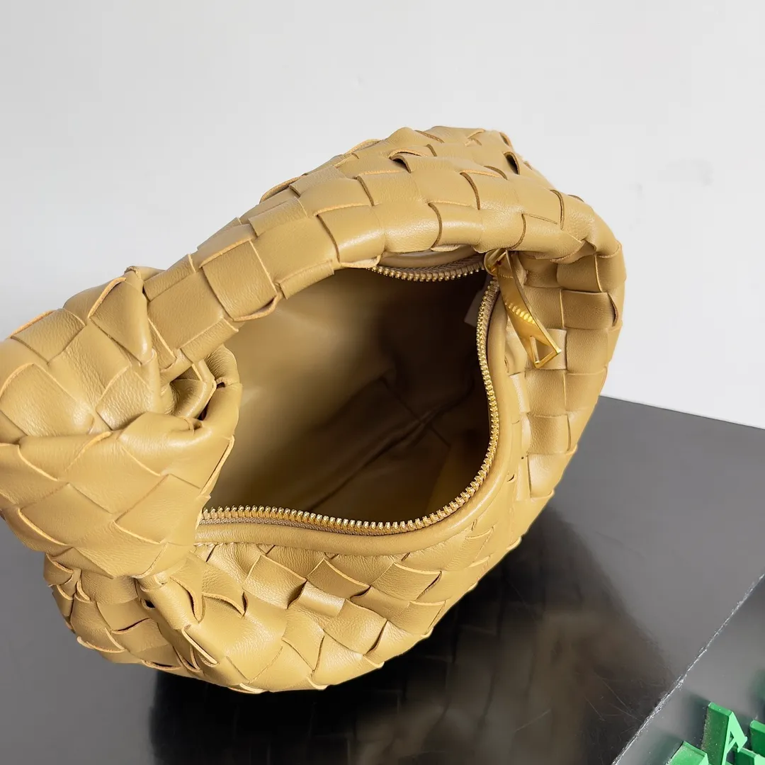Batch 1120 Bottega veneta͙.——The latest braided and knotted hobo🔥 The top-grade lambskin leather is very soft, the bag shape is unique, practical and durable. It retains the traditional weaving elements while being a bit more flamboyant ~ Made of hand-woven sheepskin, zipper opening and closing, curved seamless structure, effortless to match. Highly recommended⚠️⚠️⚠️ The highest-end in the market🌈 Welcome to compare [Factory equipped with full package] size: 23x15x5cm.   Model: 651876